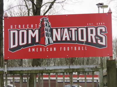 908373 Afbeelding van het naambord van de American Footballclub UTRECHT DOMINATORS (anno 2004), op het Sportpark ...
